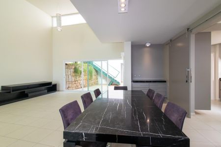 Casa à venda com 385m², 3 quartos e 4 vagas Casa à venda com 385m², 3 quartos e 4 vagasSala