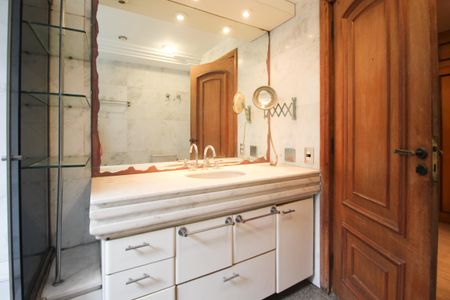 Apartamento à venda com 280m², 4 quartos e 3 vagasBanheiro da Suíte 1