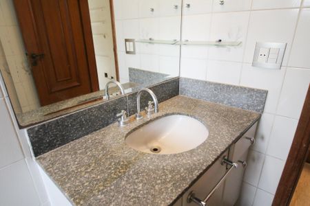 Apartamento à venda com 280m², 4 quartos e 3 vagasBanheiro da Suíte 2