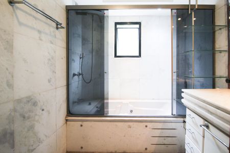 Apartamento à venda com 280m², 4 quartos e 3 vagasBanheiro da Suíte 1