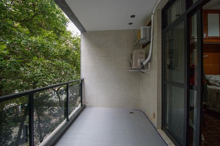 Apartamento à venda com 140m², 3 quartos e 2 vagasQuarto 2 Varanda