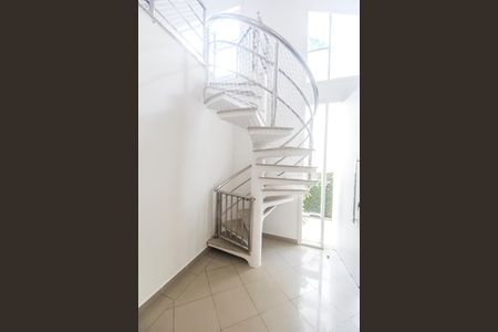 Casa de condomínio para alugar com 230m², 2 quartos e 1 vaga Casa de condomínio para alugar com 230m², 2 quartos e 1 vagaEscada