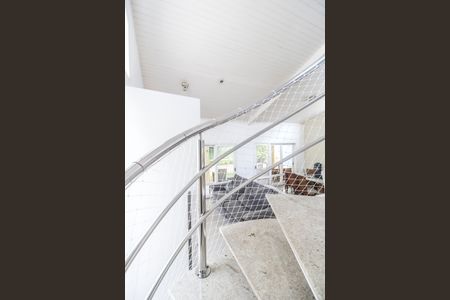 Casa de condomínio para alugar com 230m², 2 quartos e 1 vaga Casa de condomínio para alugar com 230m², 2 quartos e 1 vagaEscada