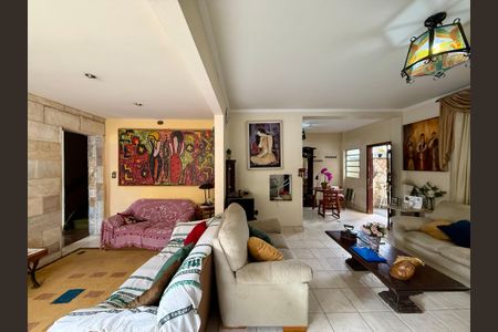 Casa à venda com 240m², 6 quartos e 3 vagasSala