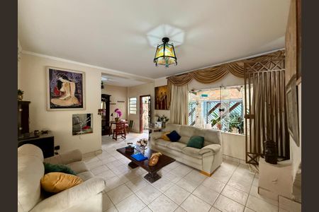 Casa à venda com 240m², 6 quartos e 3 vagasSala