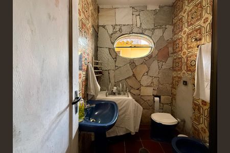 Casa à venda com 240m², 6 quartos e 3 vagasBanheiro 2