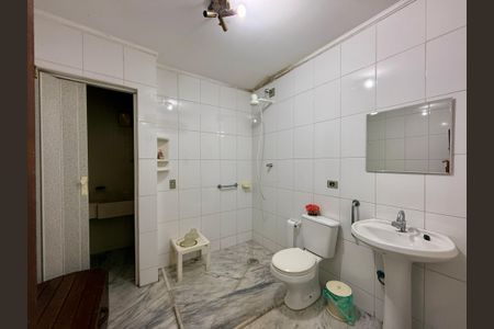 Casa à venda com 240m², 6 quartos e 3 vagasBanheiro Térreo 