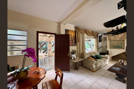 Casa à venda com 240m², 6 quartos e 3 vagasSala