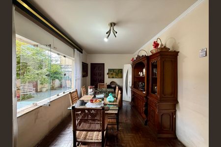 Casa à venda com 240m², 6 quartos e 3 vagasSala