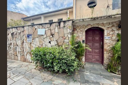 Casa à venda com 240m², 6 quartos e 3 vagasFachada 