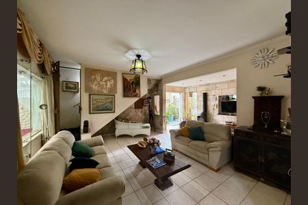 Casa à venda com 240m², 6 quartos e 3 vagasSala
