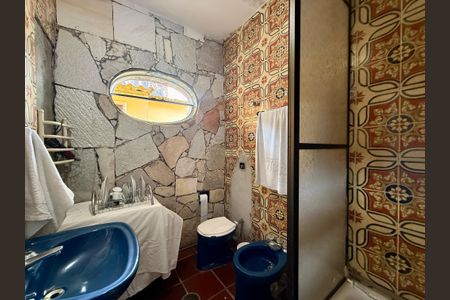 Casa à venda com 240m², 6 quartos e 3 vagasBanheiro 2