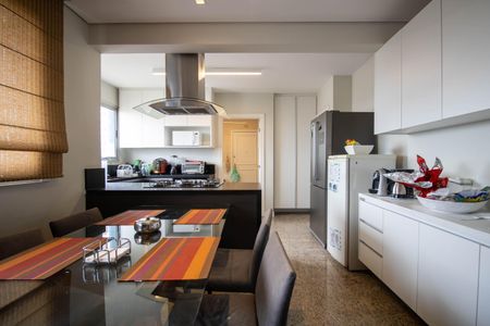 Apartamento à venda com 190m², 4 quartos e 3 vagasCozinha 