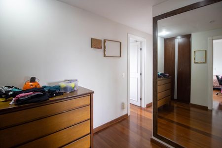 Apartamento à venda com 190m², 4 quartos e 3 vagasCorredor de quartos 