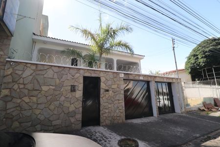 Casa para alugar com 350m², 4 quartos e 4 vagasFachada