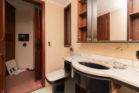 Casa à venda com 390m², 4 quartos e 6 vagasBanheiro do Quarto 5