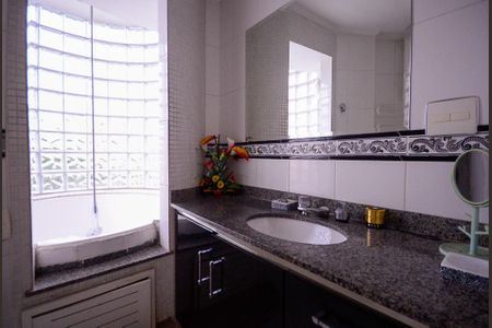 Apartamento à venda com 120m², 3 quartos e 3 vagas Apartamento à venda com 120m², 3 quartos e 3 vagasBanheiro da Suite