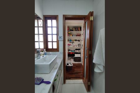 Casa à venda com 221m², 4 quartos e 2 vagasBanheiro - torneira