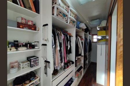 Casa à venda com 221m², 4 quartos e 2 vagasCloset da suíte