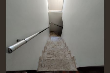 Casa à venda com 221m², 4 quartos e 2 vagasEscada 