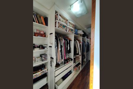 Casa à venda com 221m², 4 quartos e 2 vagasCloset da suíte