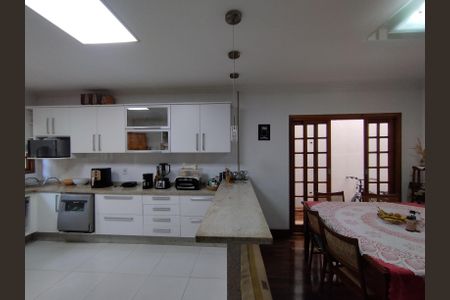 Casa à venda com 221m², 4 quartos e 2 vagasCozinha - Armários