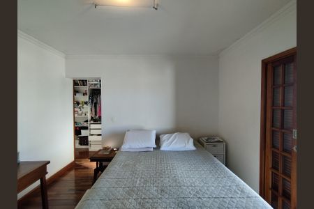 Casa à venda com 221m², 4 quartos e 2 vagasSuíte 1