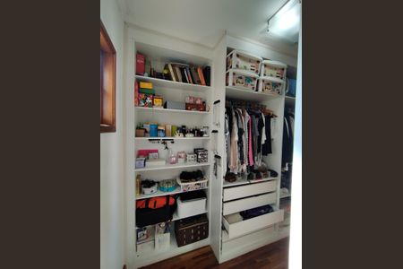 Casa à venda com 221m², 4 quartos e 2 vagasCloset da suíte