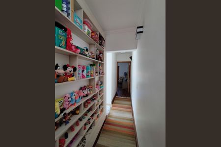 Casa à venda com 221m², 4 quartos e 2 vagasCorredor 