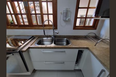 Casa à venda com 221m², 4 quartos e 2 vagasCozinha - Armários
