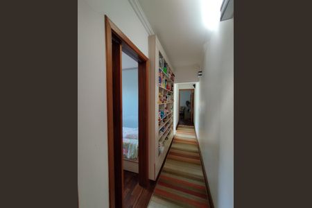 Casa à venda com 221m², 4 quartos e 2 vagasCorredor 