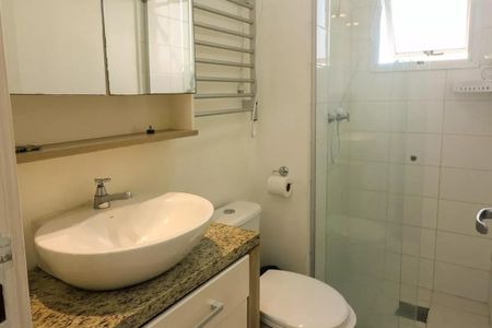 Banheiro de apartamento à venda com 2 quartos, 60m² em Cristal, Porto Alegre