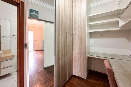 Casa para alugar com 325m², 4 quartos e 5 vagasCloset da suíte 1