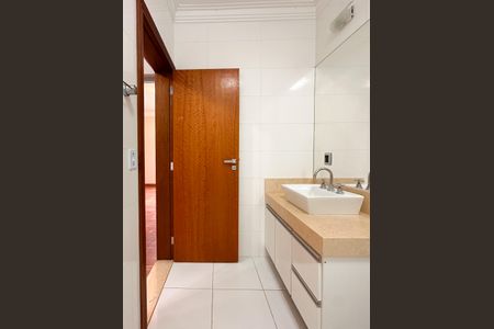 Casa para alugar com 325m², 4 quartos e 5 vagasBanheiro da Suíte 1