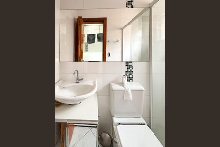 Casa para alugar com 325m², 4 quartos e 5 vagasBanheiro de serviço