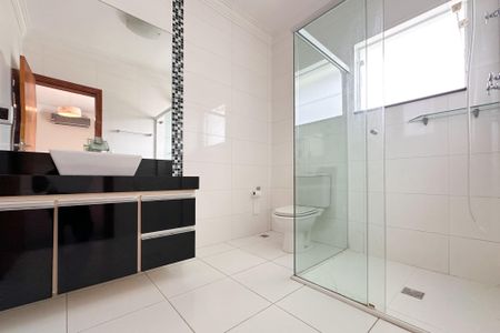 Casa para alugar com 325m², 4 quartos e 5 vagasBanheiro da Suíte 4