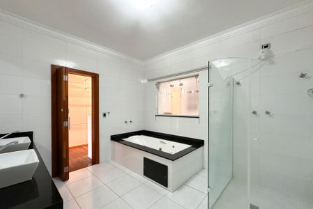 Casa para alugar com 325m², 4 quartos e 5 vagasBanheiro da Suíte 3
