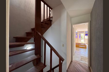 Casa de condomínio para alugar com 220m², 3 quartos e 2 vagas Casa de condomínio para alugar com 220m², 3 quartos e 2 vagasEscada