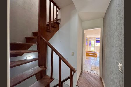 Casa de condomínio para alugar com 220m², 3 quartos e 2 vagas Casa de condomínio para alugar com 220m², 3 quartos e 2 vagasEscada