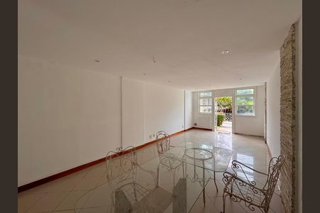 Casa de condomínio para alugar com 220m², 3 quartos e 2 vagas Casa de condomínio para alugar com 220m², 3 quartos e 2 vagasSala