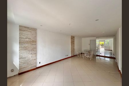 Casa de condomínio para alugar com 220m², 3 quartos e 2 vagas Casa de condomínio para alugar com 220m², 3 quartos e 2 vagasSala