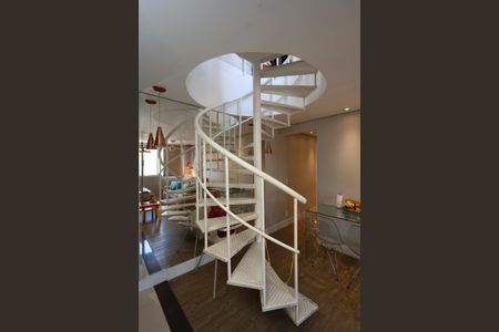 Apartamento à venda com 84m², 2 quartos e 1 vaga Apartamento à venda com 84m², 2 quartos e 1 vagaescada