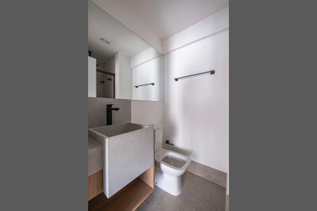 Banheiro de kitnet/studio para alugar com 1 quarto, 31m² em Pinheiros, São Paulo