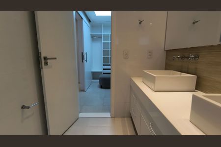 Apartamento à venda com 197m², 3 quartos e 2 vagasBanheiro da Suíte 1