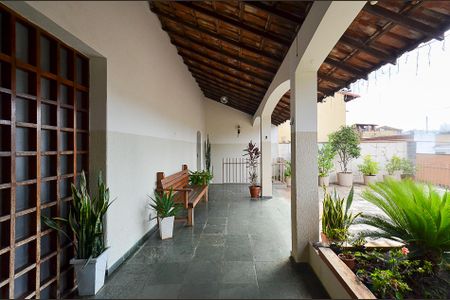 Casa à venda com 320m², 4 quartos e 2 vagasVaranda