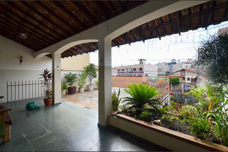 Casa à venda com 320m², 4 quartos e 2 vagasVaranda