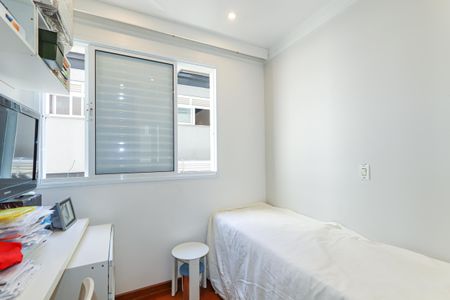 Apartamento à venda com 56m², 2 quartos e 1 vagaQuarto pequeno com cama simples e mesa de trabalho, iluminado por luz natural e artificial.