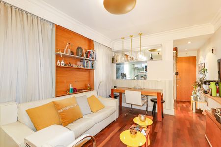 Sala de estar com sofá, mesas e iluminação moderna, com vista para a cozinha e janelas grandes. de apartamento à venda com 2 quartos, 56m² em Consolação, São Paulo