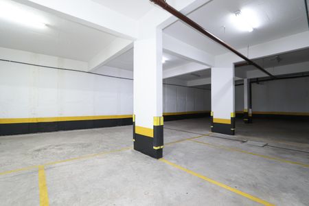Apartamento à venda com 56m², 2 quartos e 1 vagaPiscina com churrasqueira e área de lazer no porão de um apartamento.