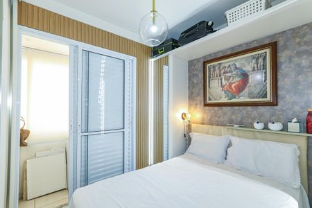 Apartamento à venda com 56m², 2 quartos e 1 vagaQuarto com cama de casal, pintura de Michelangelo e iluminação adequada.